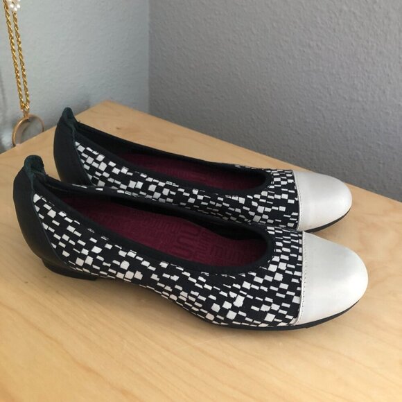 Munro Henlee Ballet Flat - Picture 3 of 11